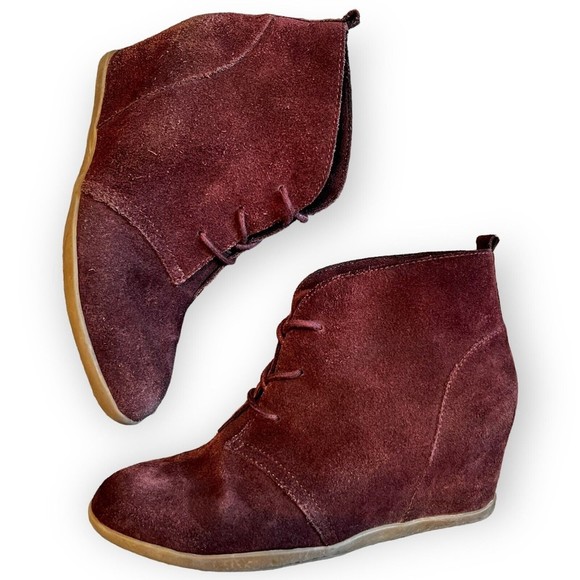 Minnetonka Burgundy Wine Red Suede Wedge Lace up Ankle Boots Booties Size 9 - Picture 1 of 11